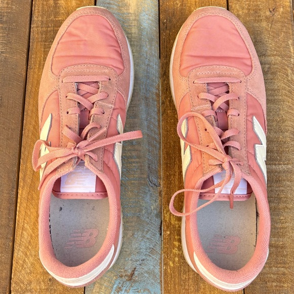 New Balance 220 Pink Shoes - Picture 14 of 16